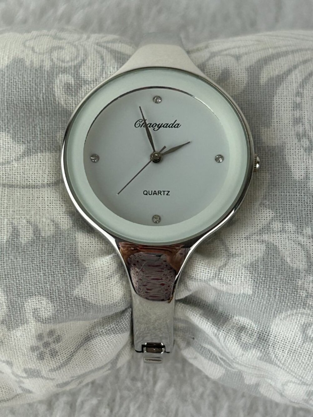 Chaoyada Women's Silver Tone watch Quartz Round Dial Steel metal Band White